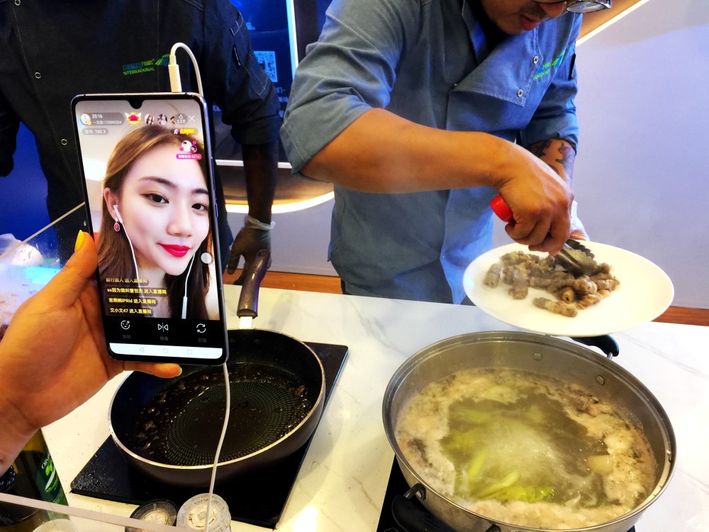 美女主播直播烤肉隔着屏幕对粉丝说我要流口水了