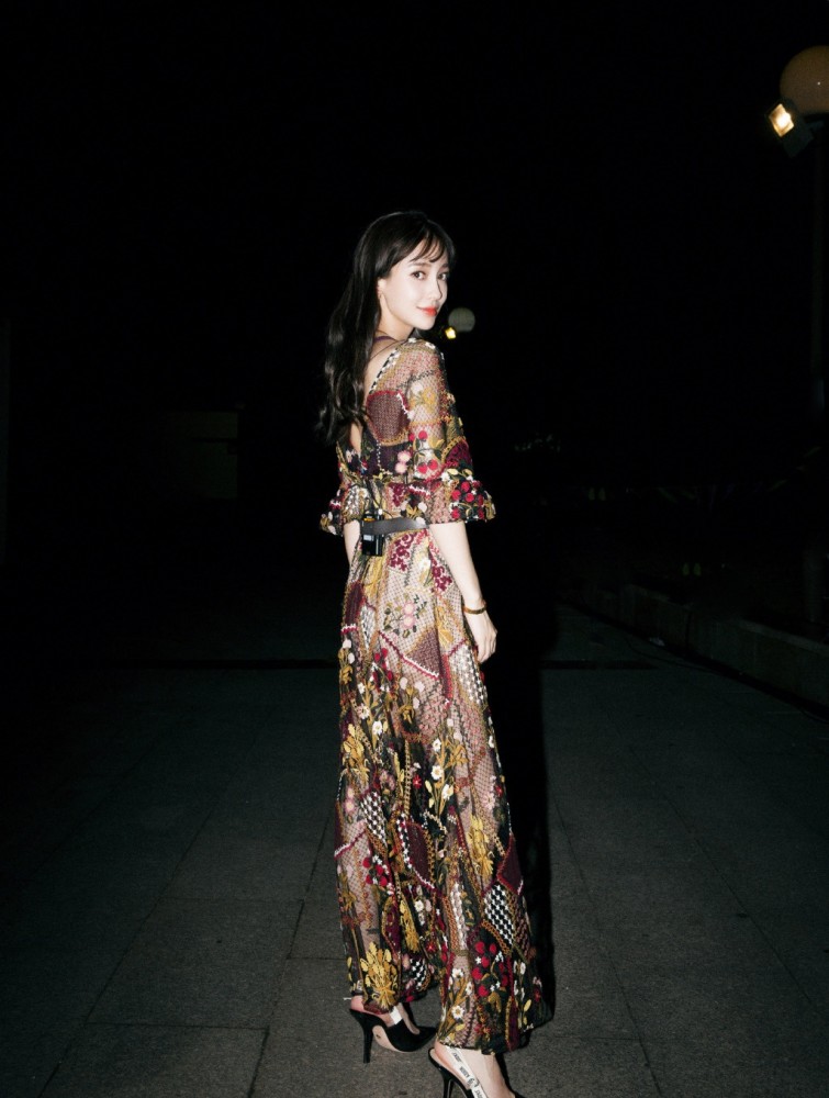 更衬温柔,墨黑的披肩发