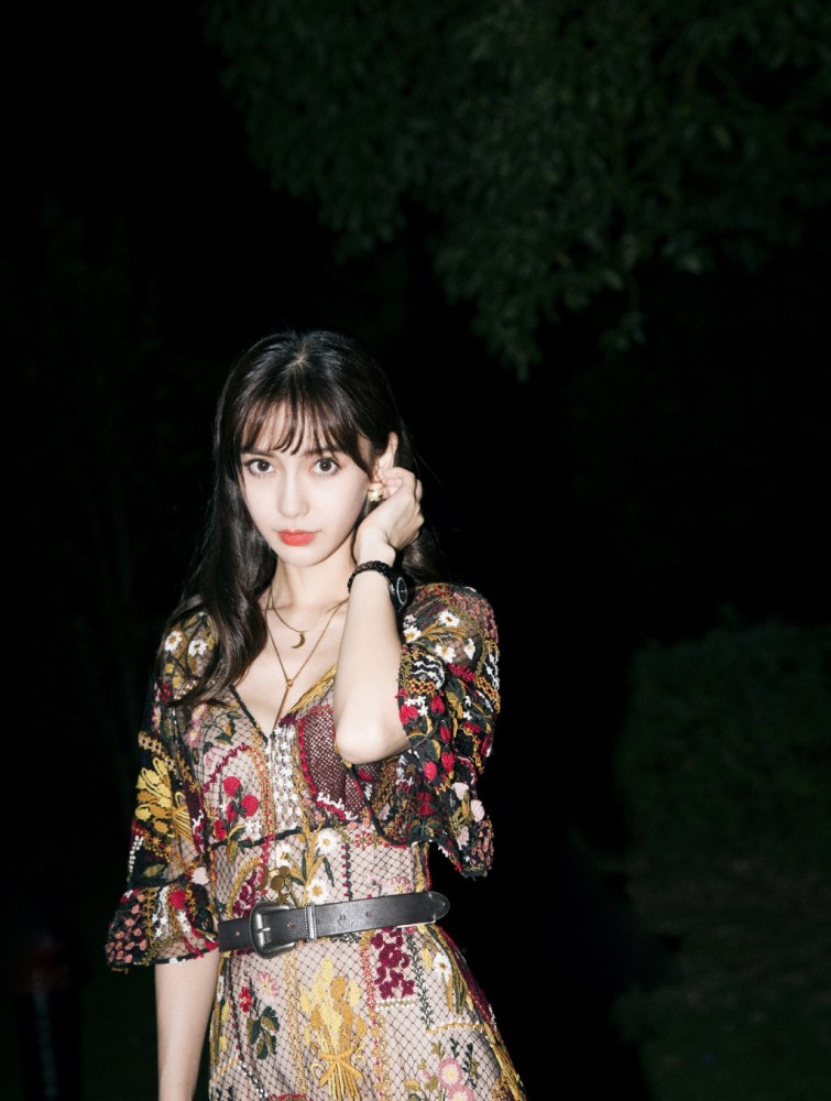 更衬温柔,墨黑的披肩发