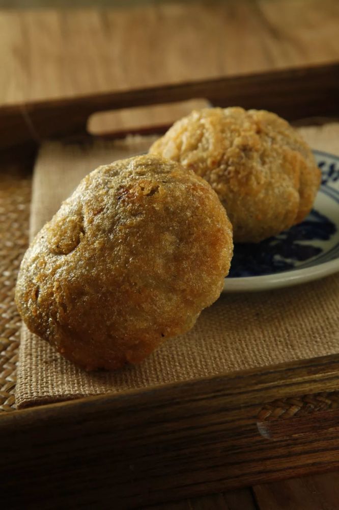 外表异常酥脆的京天红炸糕,内里却软糯无比.