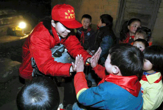 爱心资源帮助贫困孩子圆上学梦2001年阎志强萌生了建造志愿者网站的