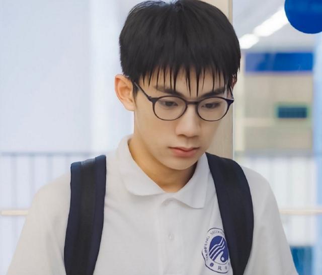 《小欢喜》中的"林磊儿"颜值太低?那是你没看过摘掉眼镜的他
