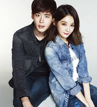 李钟硕姜敏京拍美照,充满甜蜜活泼气息