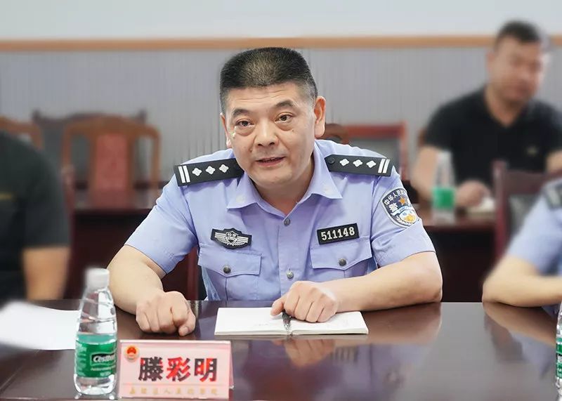 法警大队大队长  滕彩明 法警大队长滕彩明阐述了目前基层法警队伍