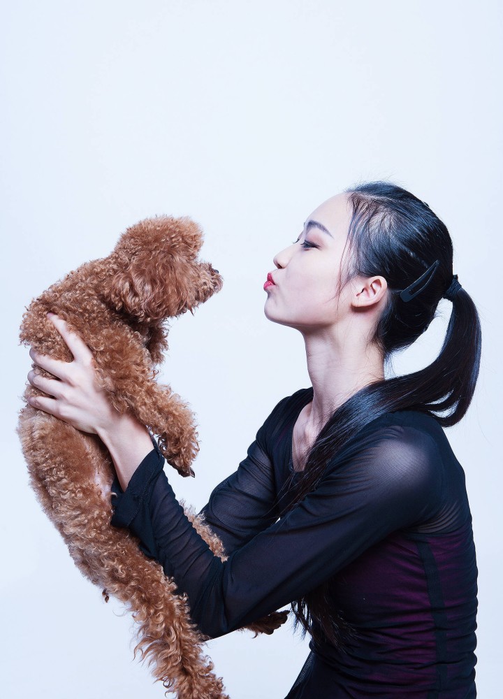 马尾辫女孩,抱起可爱的狗狗要亲亲