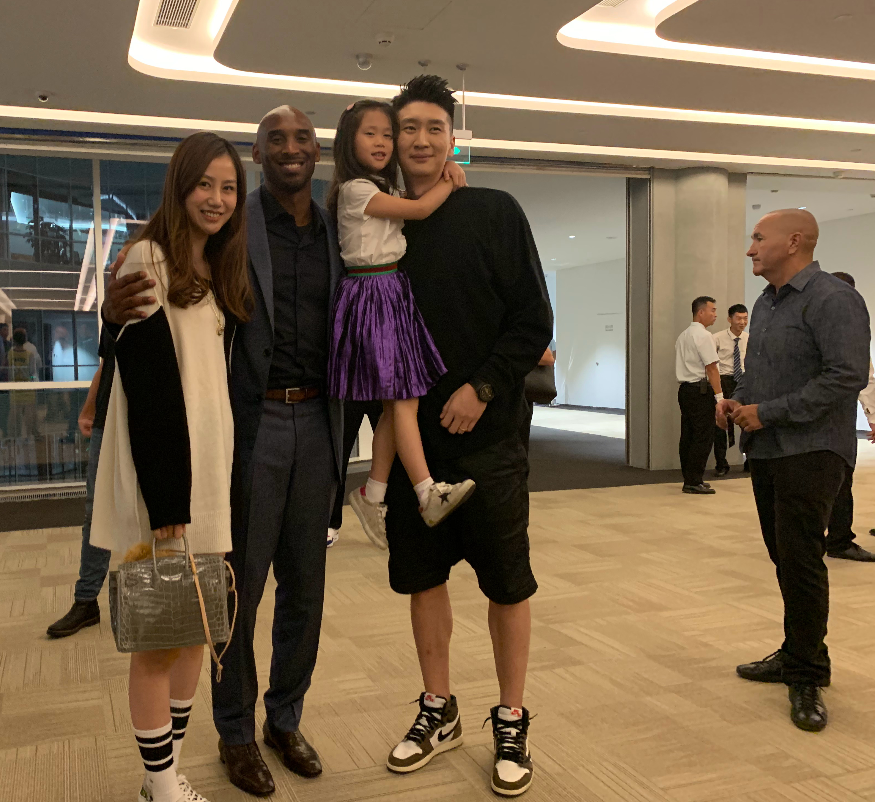 孙悦妻子晒和科比合影 见湖人队传奇她不停深呼吸