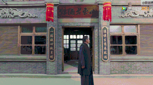 老酒馆的对联上写着"满怀生意春风福,一点诚心秋月明".