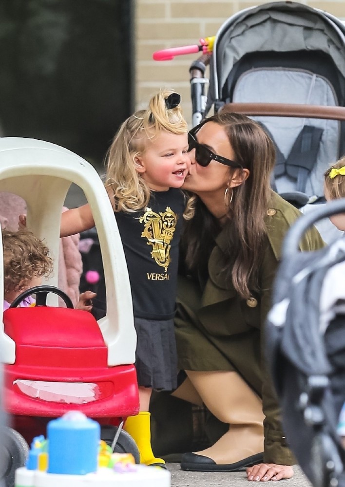 超模伊哥伊莉娜莎伊克帅气风衣穿搭,范儿气十足