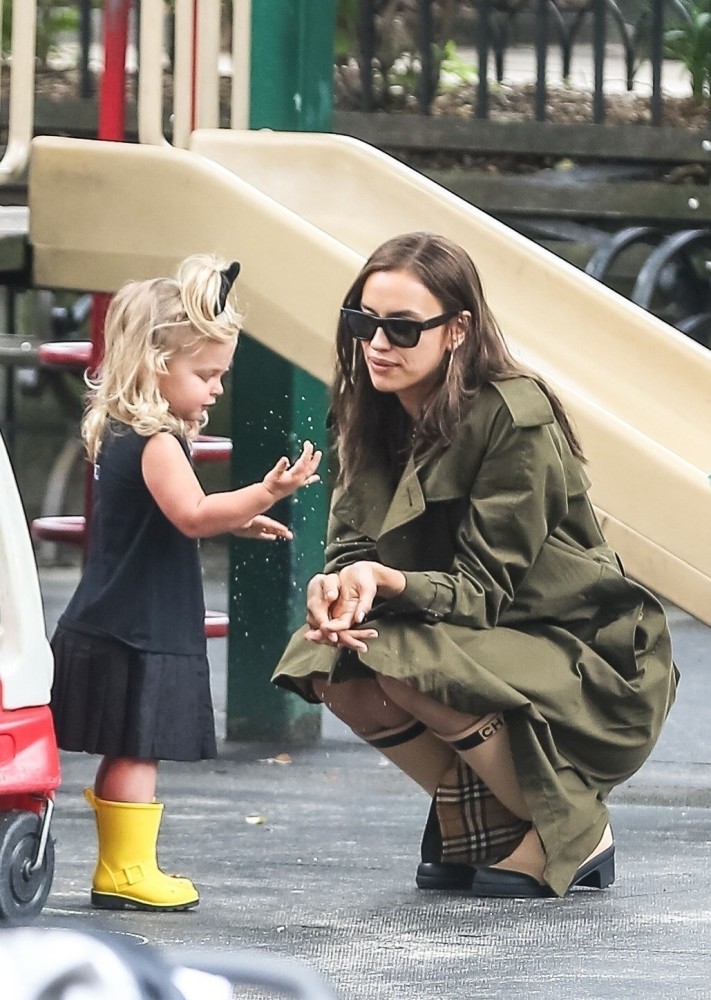 超模伊哥伊莉娜莎伊克帅气风衣穿搭,范儿气十足