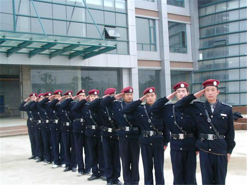 玻璃大王称汽车行业的悲哀是:年轻人宁愿当保安,也不愿下工厂!