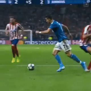 这场比赛,c罗没有进球,他的机会也不多,不过终场哨声响起前,也曾有