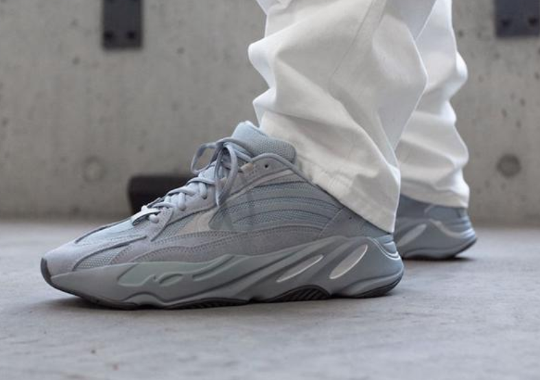 上脚效果清新脱俗!yeezy700 v2"医院蓝"上脚图来袭