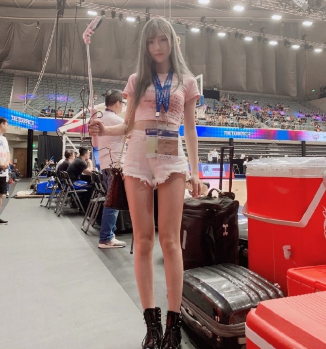 上次腐团儿直播的lpl比赛是过了很多天才自己晒出了