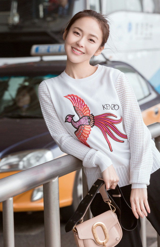 笑起来真好看,佳宁小姐姐的简约风,散发了清新的气息