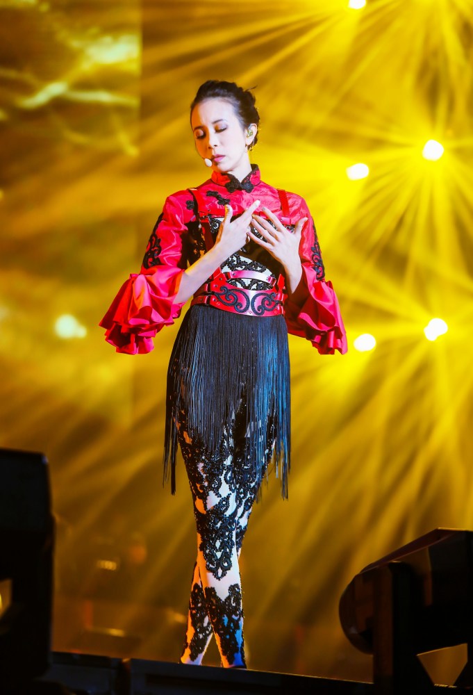 莫文蔚巡演金华站开票 终于又可以欣赏 3千万的大长腿了