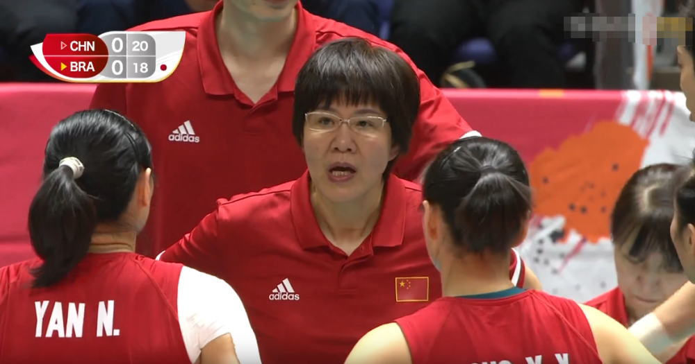 这也是郎平在比赛中常见的表情.
