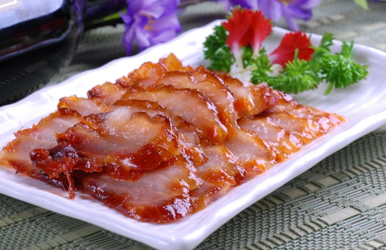 蒜香炒花甲,胡萝卜炖羊肉,木耳鸡蛋炒蒜薹,蜜汁叉烧肉