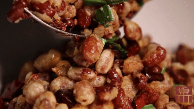 ps:起锅后的脆皮豆米呈芽黄色,第一口咬下去,瞬间被淀粉酥香给紧紧