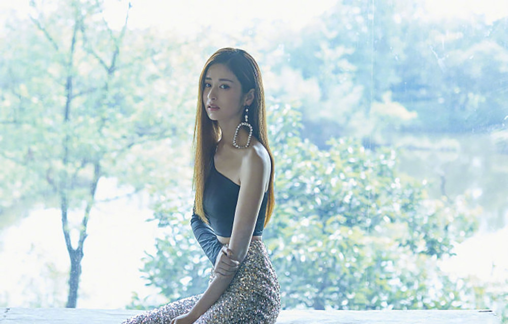 颖儿现身时装秀纤腰不盈一握,刚出道时体重120斤,逆袭成功