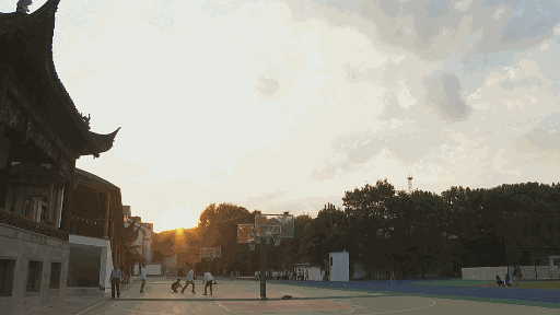 或在操场上跑步,或在篮球场上挥汗如雨……学子们三三两两结伴走出