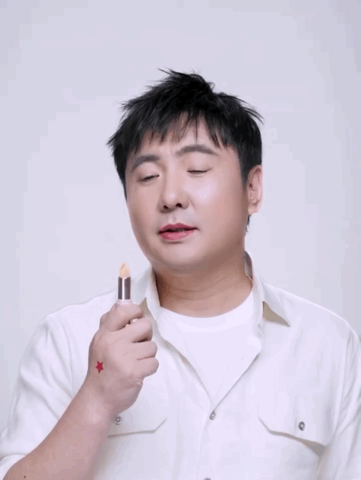 之前开心麻花的主创成员们为一个口红品牌做推广,当然也少不了沈腾