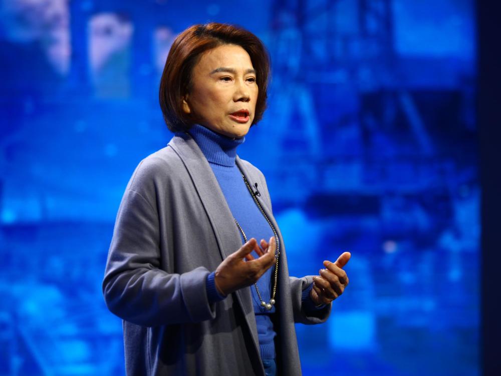 可格力集团的董事长董明珠却独树一帜,找到了万达的老总王健林先生来