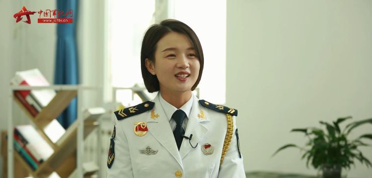 上士梅月圆是学校军事护理系的士官教员,已是第三次参加阅兵,也是唯一