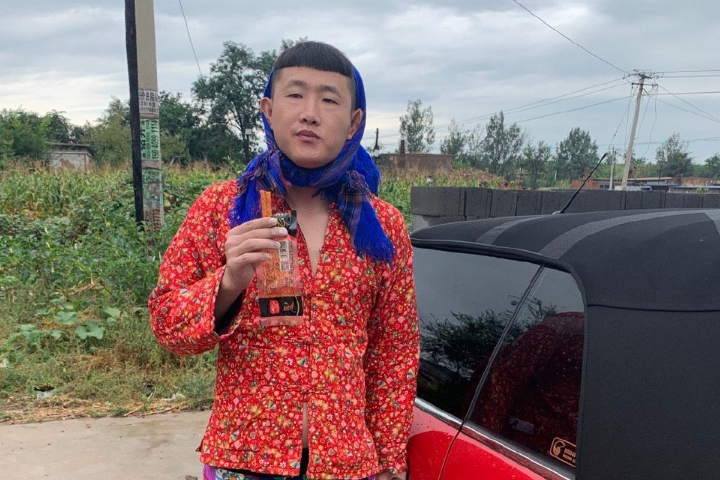 电商挂榜张二嫂直播间亏本,愤怒开专场挑理,引发张