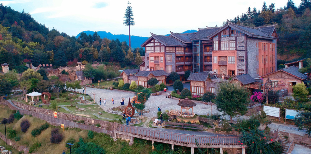 重庆回归田园舒适的酒店,聆听着鸟与昆虫鸣叫,环绕着森林与群山