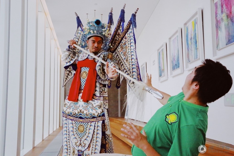 李可空降腾讯北京总部扮京剧武生耍花枪