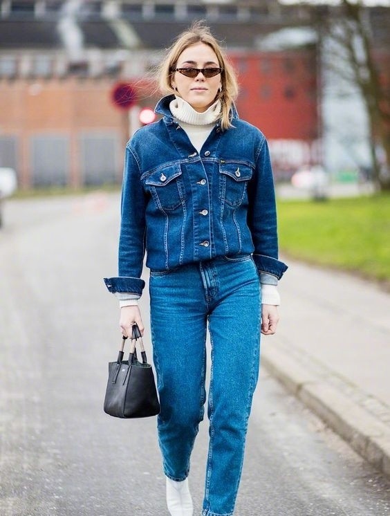 一身牛仔装扮,清爽中又带点休闲风