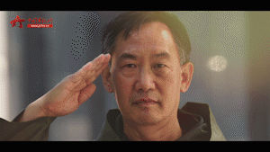 一件雨衣,一个军礼,三代人爱的传递