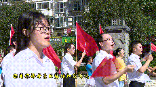 来自南街社区各行各业的人士 手拿鲜艳的五星红旗 纷纷加入到这场