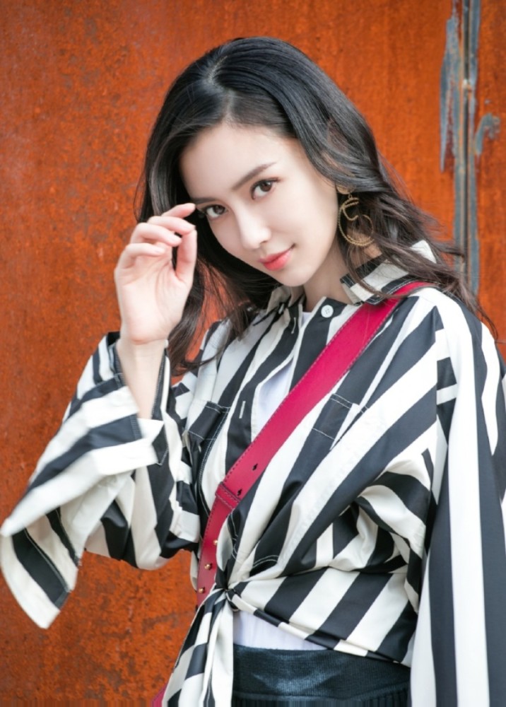 她化身潮范儿十足的摩登女孩,酷劲儿十足的baby