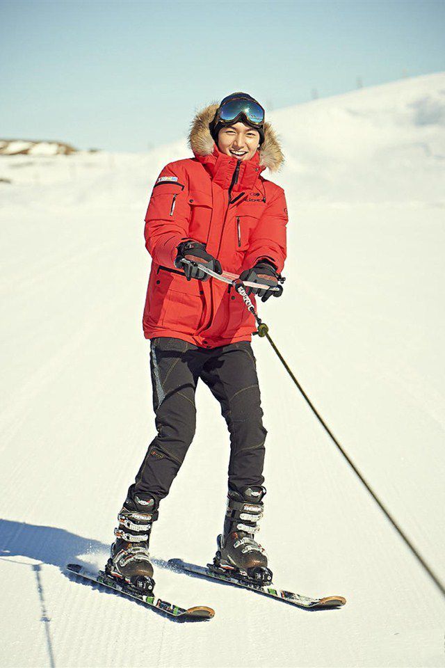 分享一组明星壁纸:暖男李敏镐冬日写真图集