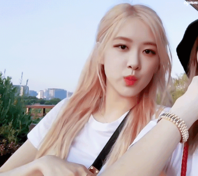 鹅娘最近的"心头好",blackpink 里的rosé 朴彩英,一头粉色微卷的长发