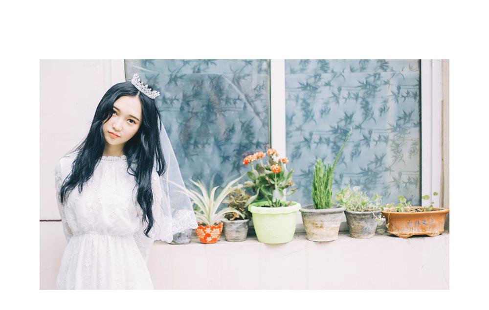 衣着婚纱,手拿美丽的鲜花