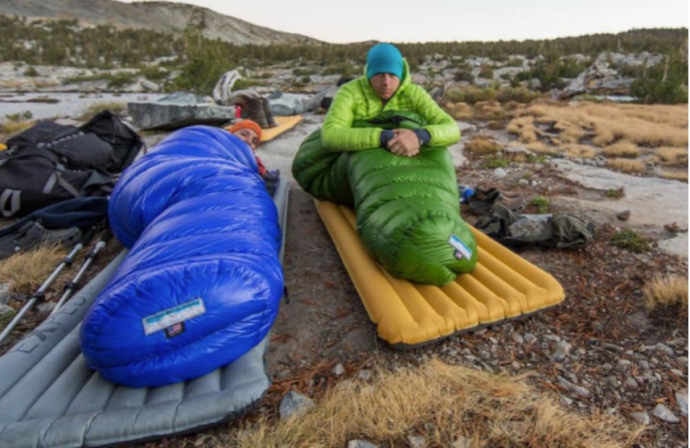 如果是自由行,那么睡袋就更加重要了,他比帐篷更加实用,比帐篷更加