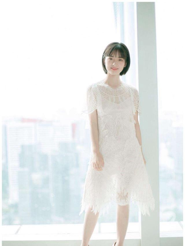 白色连衣裙虽然干净清新,但是穿上恨天高的腿还是有点短,视觉上真的让