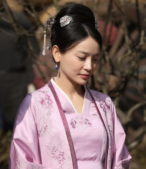 而墨兰的丫鬟也是很惨的,偷情被抓后,两个丫鬟也是被活活打死,让人