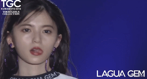 国民老婆斋藤飞鸟走秀这个咬唇什么水平