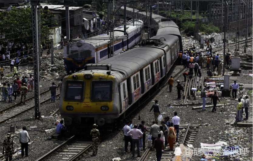 印度火车站有人扔了个袋子,导致电缆起火火车停运半小时