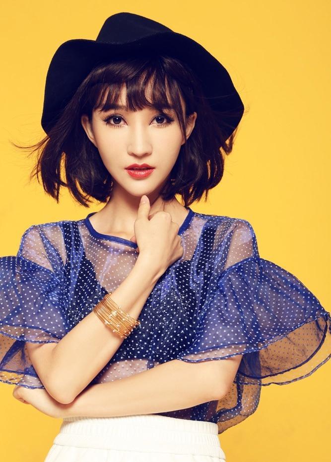 卢莹蓝色纱质上衣配白裙,尽显迷人气息