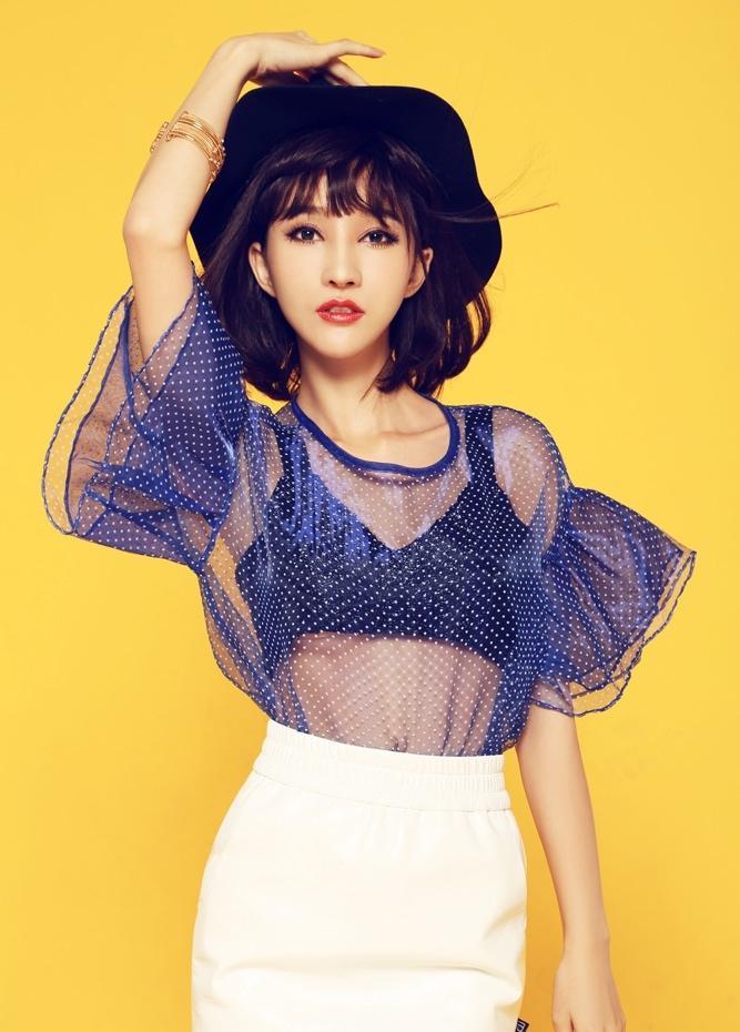 卢莹蓝色纱质上衣配白裙,尽显迷人气息