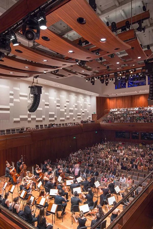 想领略英国的戏剧文化,这两座艺术剧院你一定不能错过