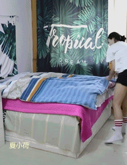 搞笑gif趣图小姐姐向往自由这双鞋子飞的更高