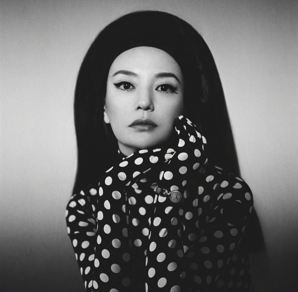 赵薇复古"蜂窝"发型曝光,一次很随性纯粹的创作!是女生所向往的艺术照