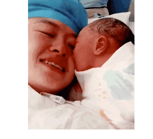 baby 终于和妈妈见面啦!妈妈生我太辛苦了,亲亲妈妈!