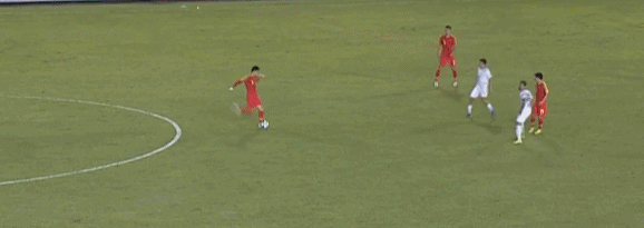 国足全场最差之人!张琳芃多次传球失误,名嘴无语:不知道该说啥