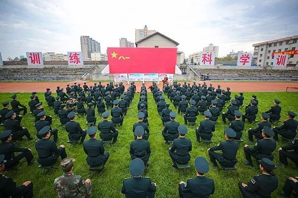 近日,96873部队受阅官兵交流分享会在室外大操场拉开帷幕.